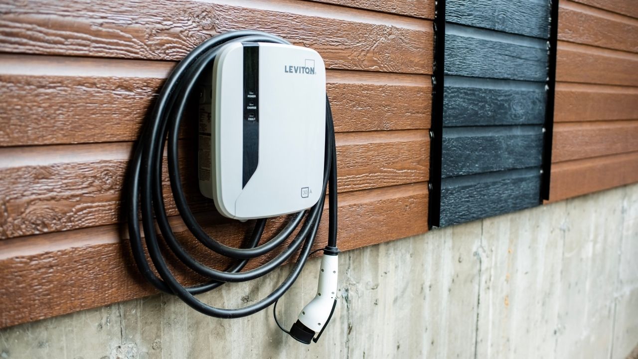 solar panel and ev charger combination benefits 1